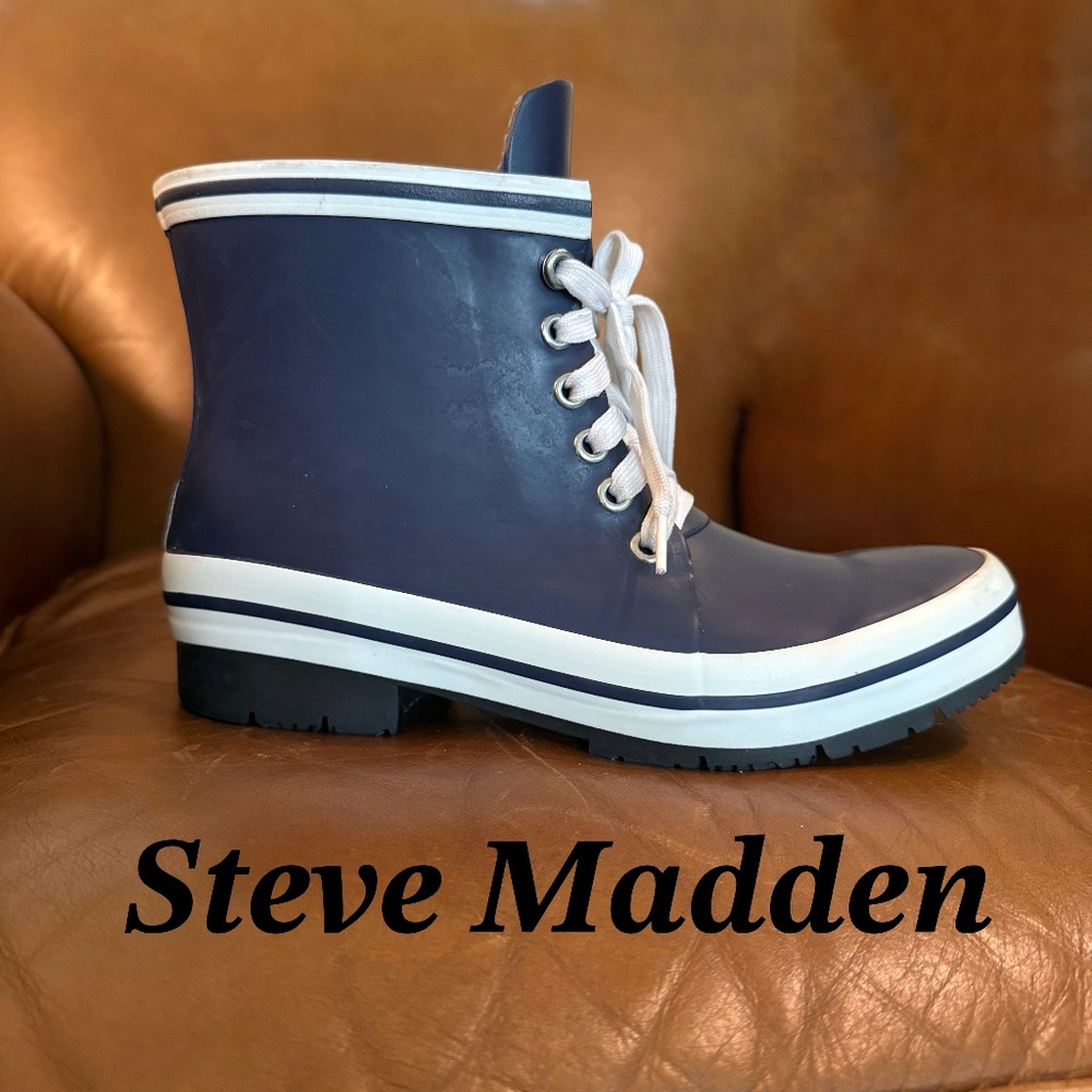 Steve Madden Navy Ankle Rain boots Size 7.5